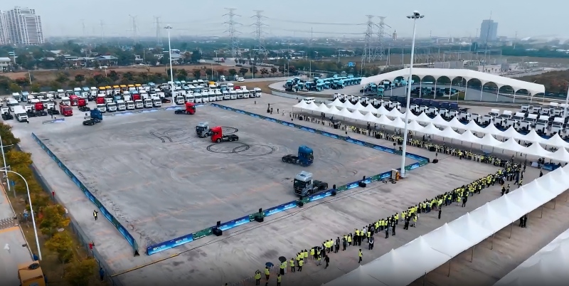 Global Partners Step Inside SHACMAN New Energy Intelligent Factory