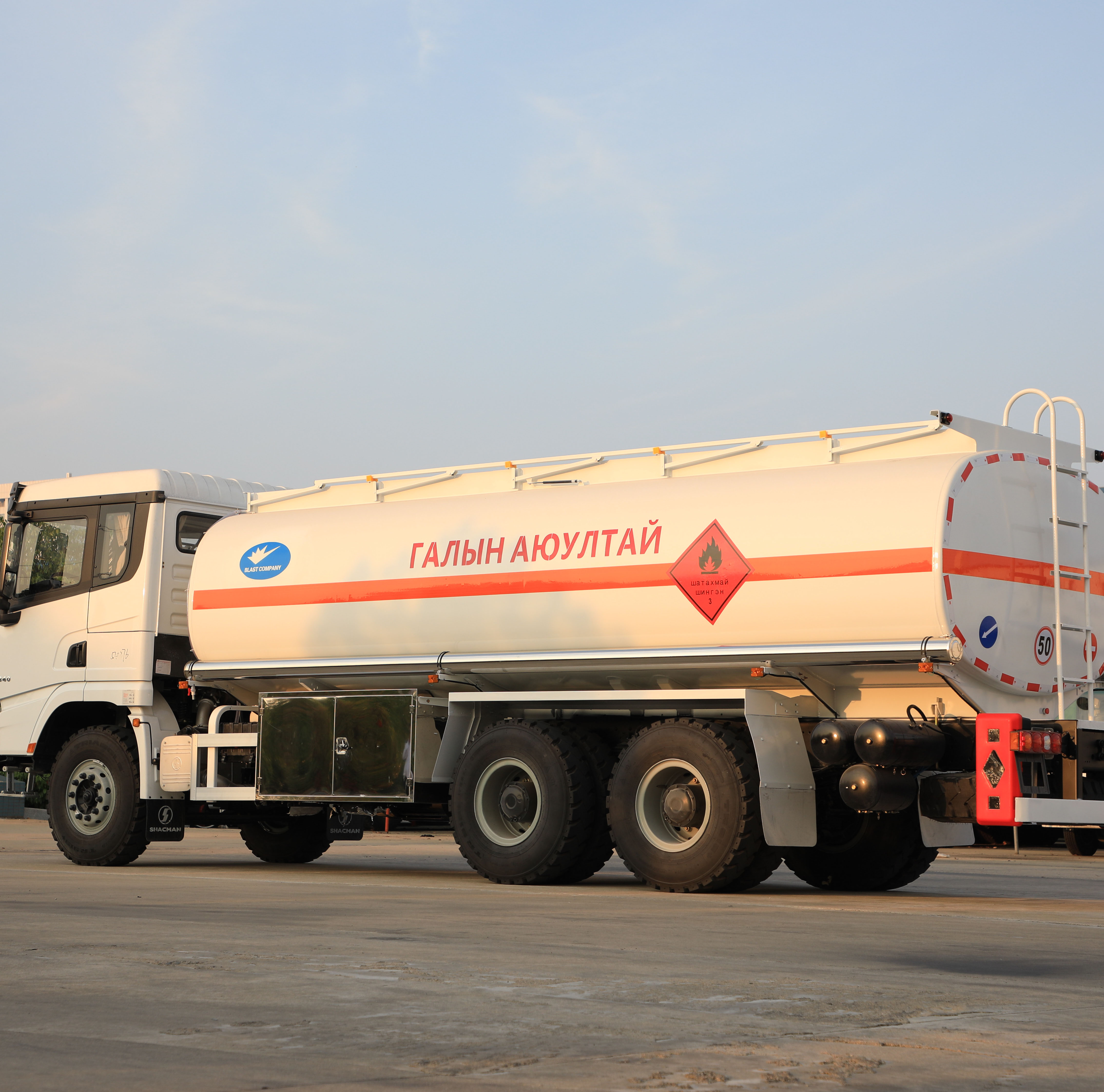 SHACMAN X3000 8x4 Oil Truck
