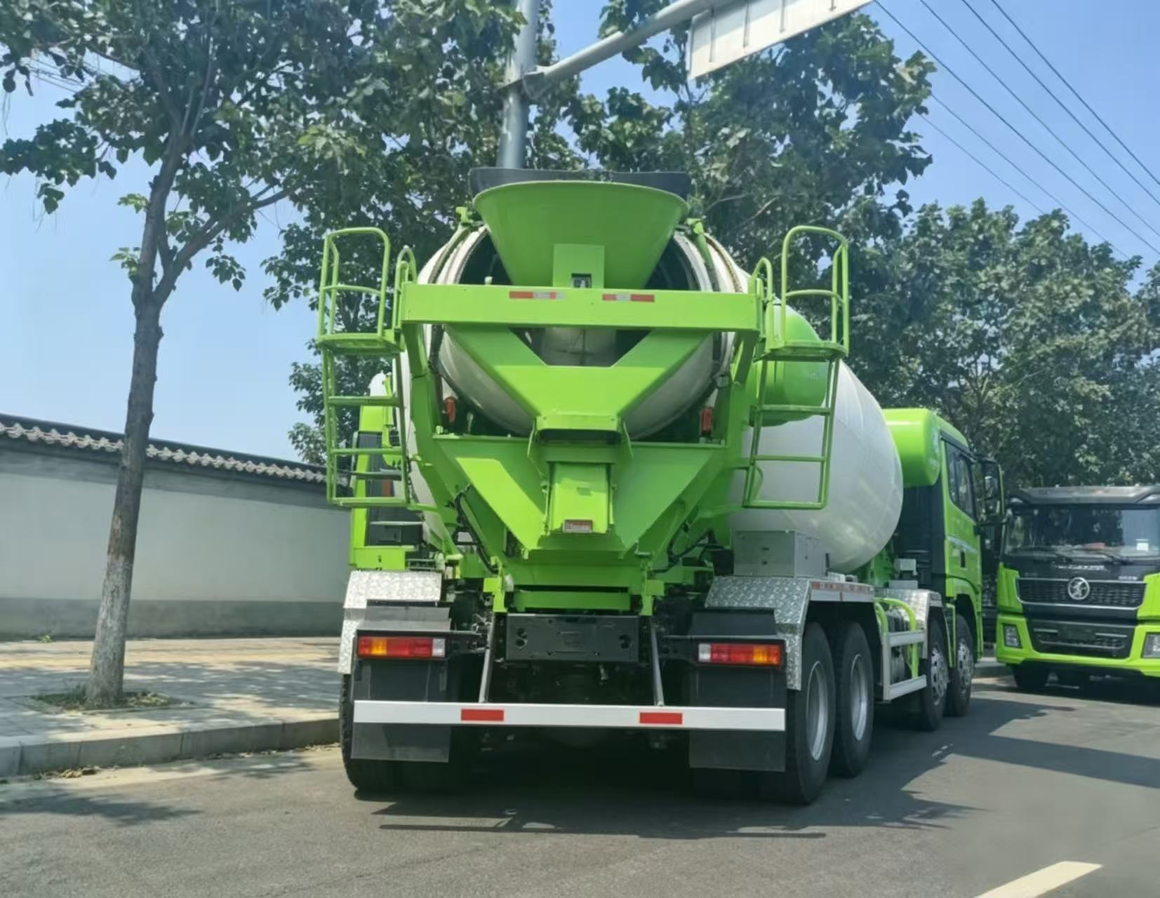 SHACMAN H3000 8x4 12CBM Concrete Mixer Truck 430HP Euro V Cement Mixer for Sale