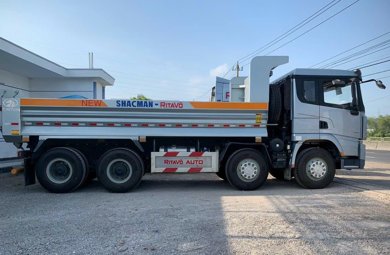 Heavy Load 8x4 Tipper SHACMAN X3000 480HP Euro3 Spec With Arabic Custom Mark For Global Construction