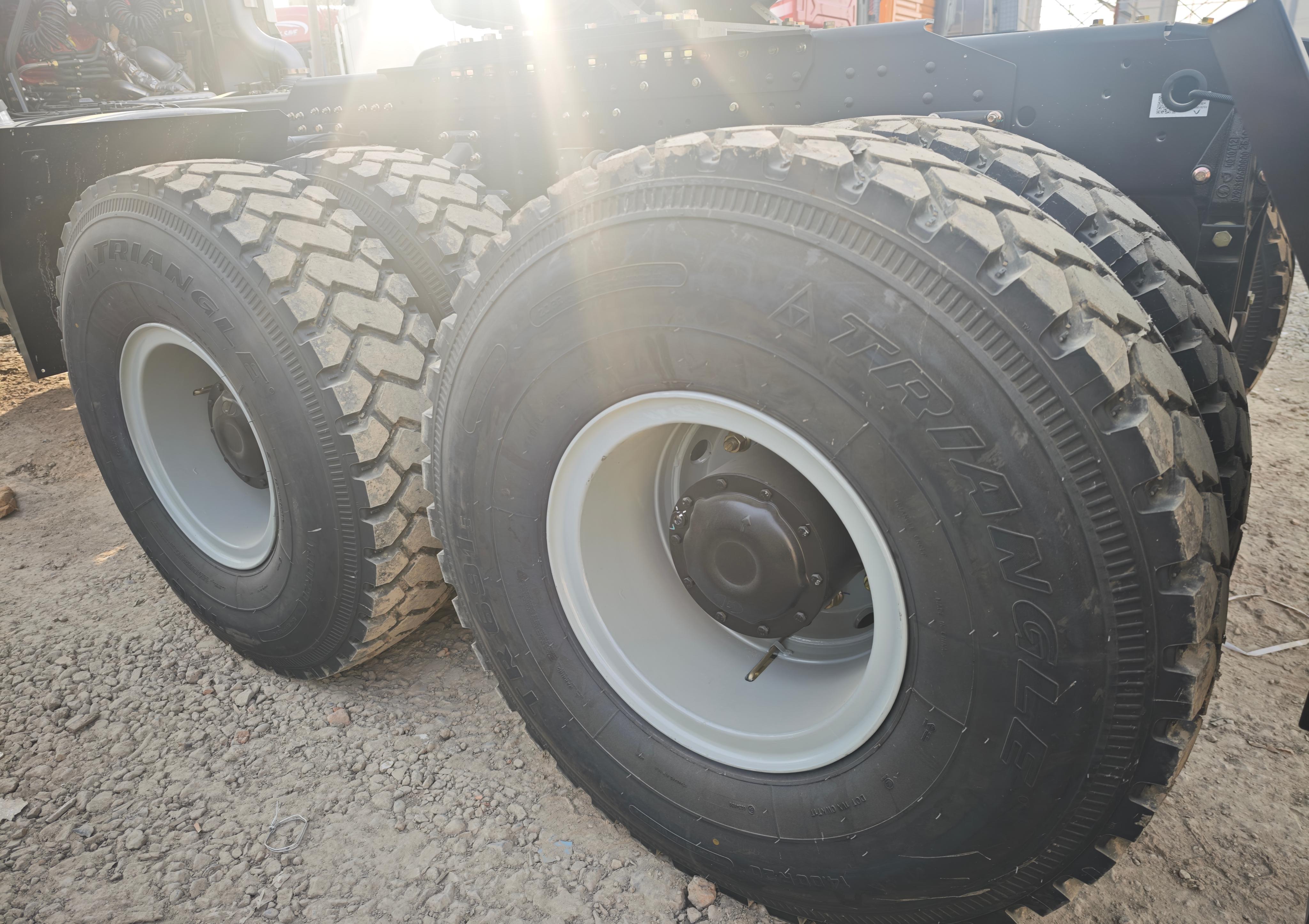 SHACMAN X3000 6x6 Tractor Truck SX42585T385 WP12.375E50 375HP Long Flat Cab Heavy Duty Head Truck For Central Asia