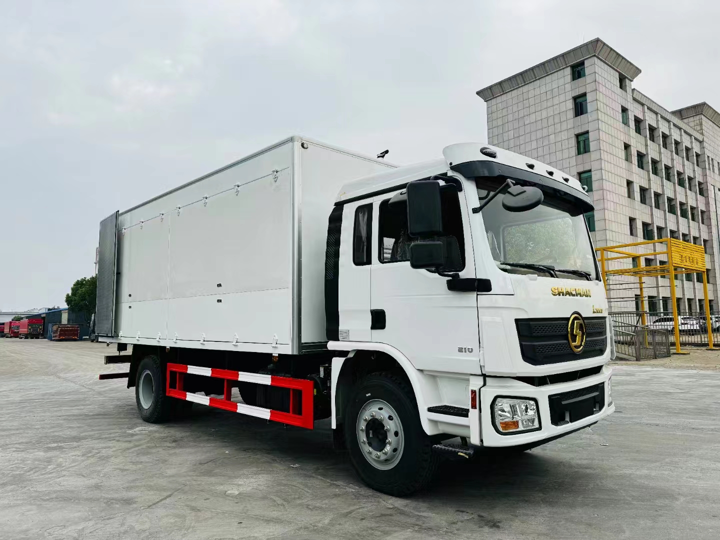 SHACMAN L3000 4X2 Refrigerated Truck 6.8m Box For Frozen Fresh Food Cargo Delivery Export