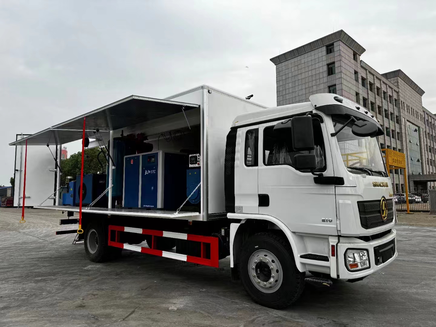 SHACMAN L3000 4X2 Refrigerated Truck 6.8m Box For Frozen Fresh Food Cargo Delivery Export