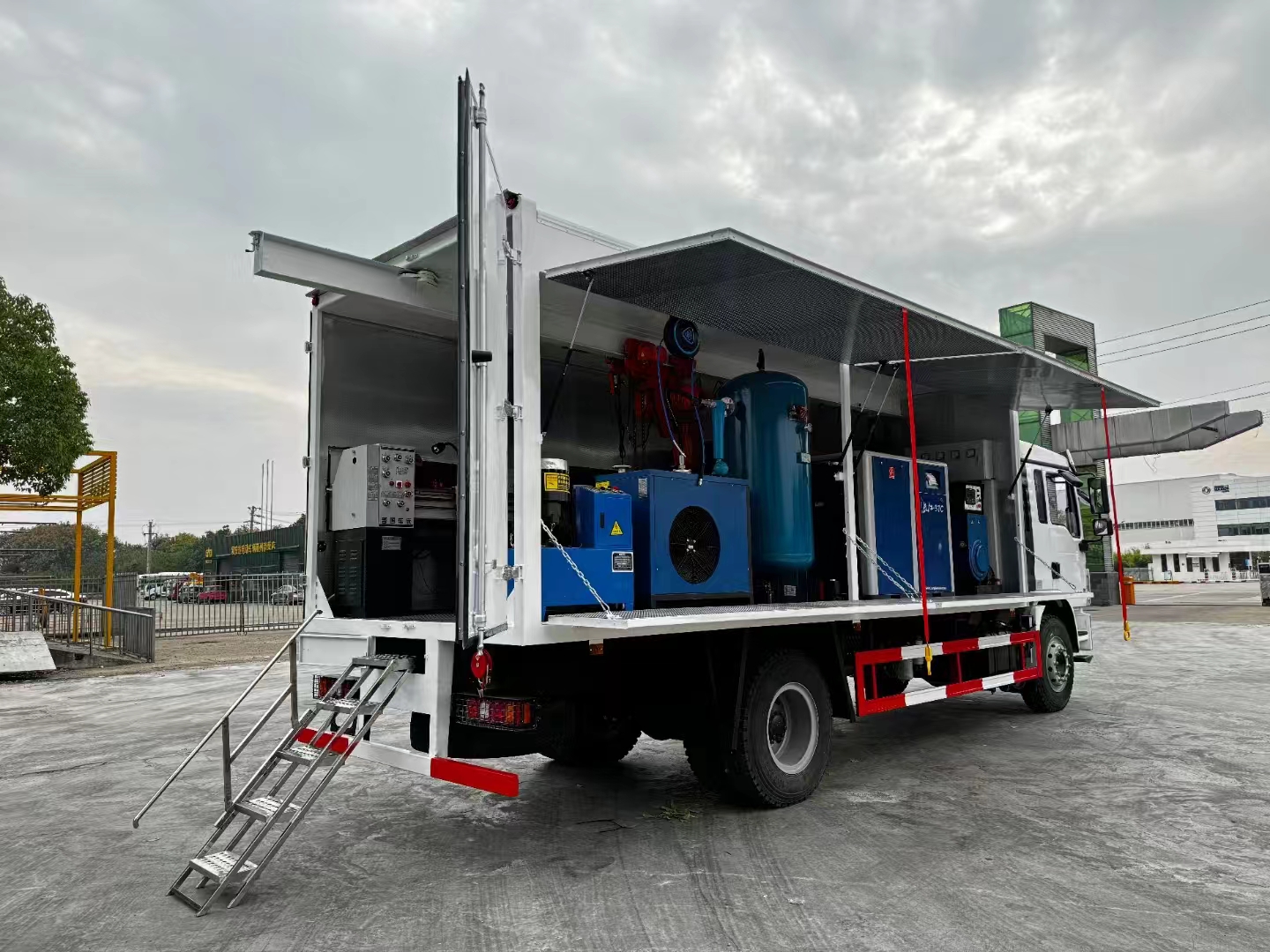 SHACMAN L3000 4X2 Refrigerated Truck 6.8m Box For Frozen Fresh Food Cargo Delivery Export