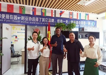 Customer from Somalia Visited Us for SHACMAN X3000 8×4 20 Ton Straight Boom Crane Truck & Truck Spare Parts