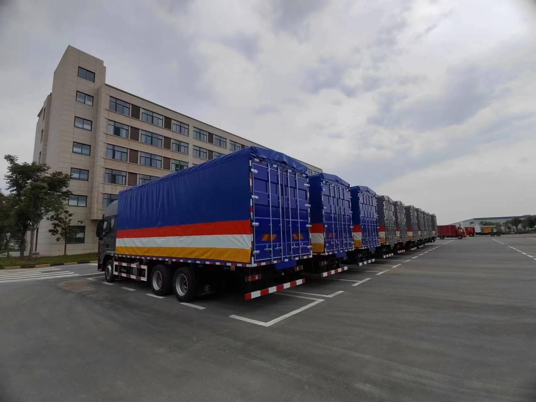 SHACMAN X3000 6×4 Composite Freight Truck