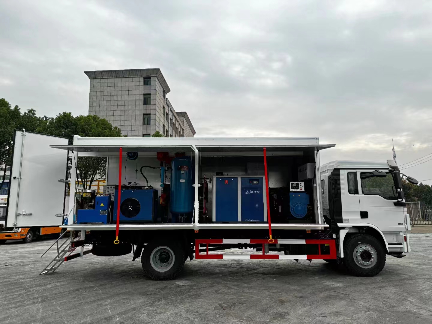 SHACMAN L3000 4X2 210 HP Box Cargo Truck for Medium‑Duty Logistics Transportation