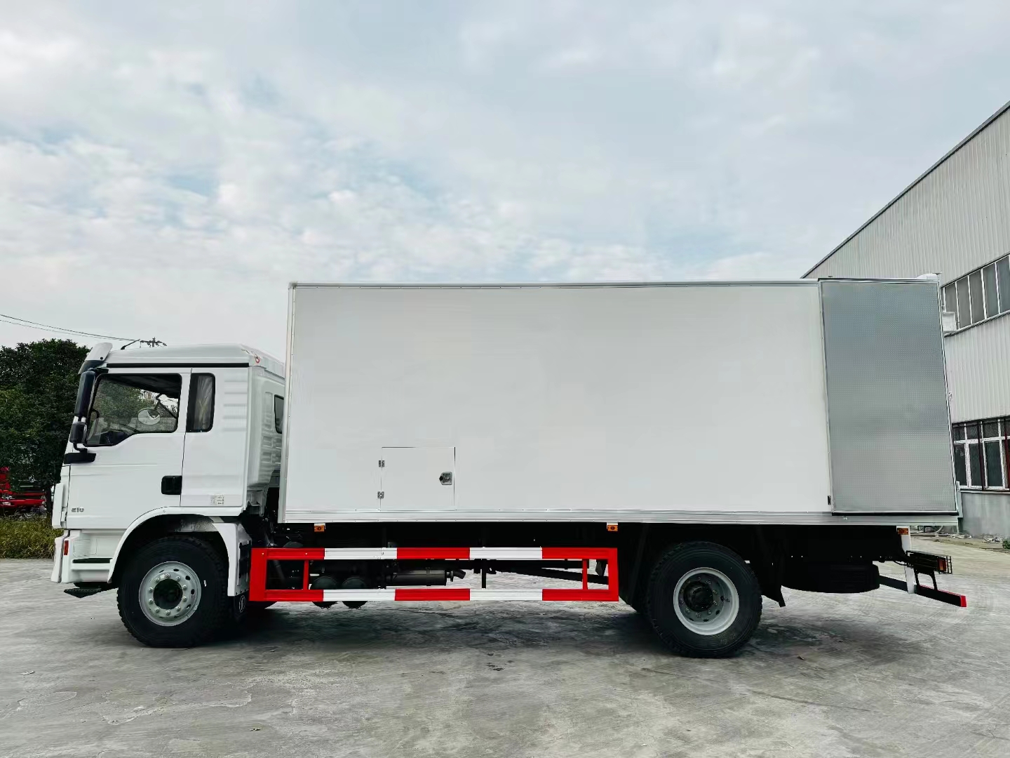 SHACMAN L3000 4X2 210 HP Box Cargo Truck for Medium‑Duty Logistics Transportation